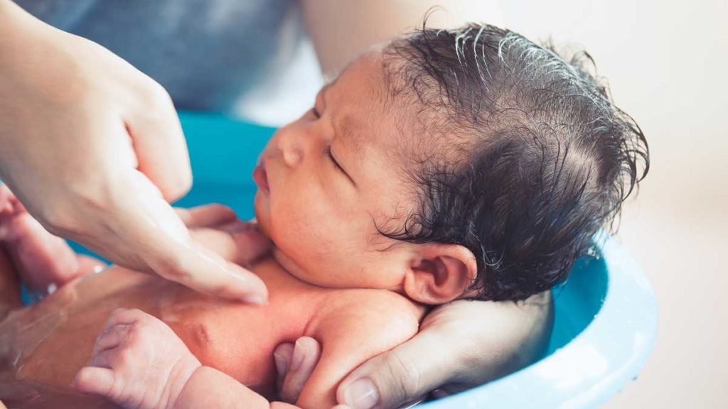 Cara Memandikan Bayi Baru Lahir