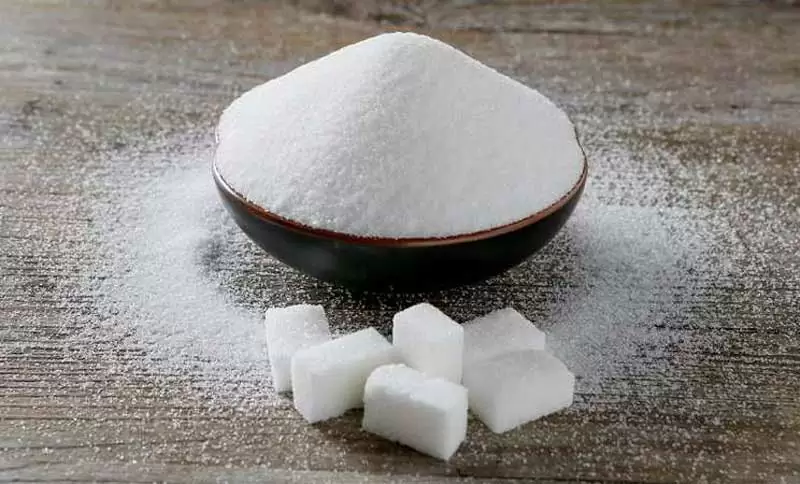 Mengkonsumsi gula untuk meghilangkan cegukan