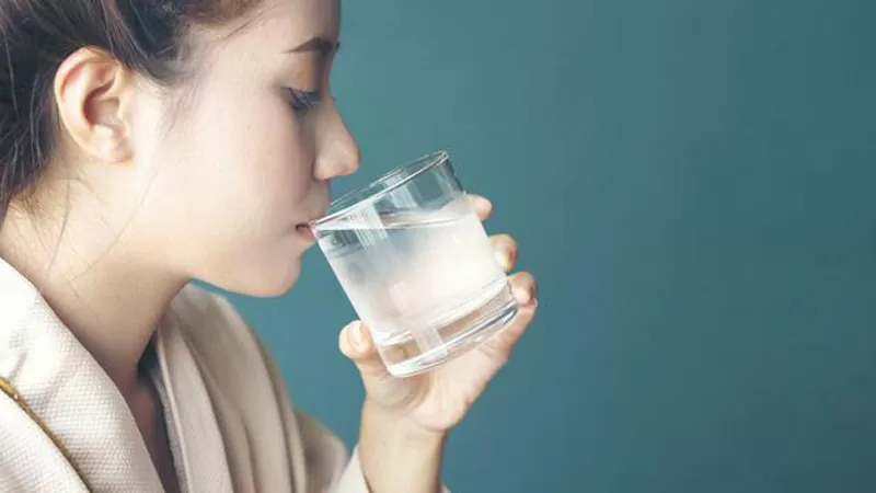 Minum air hangat untuk menghilangkan cegukan