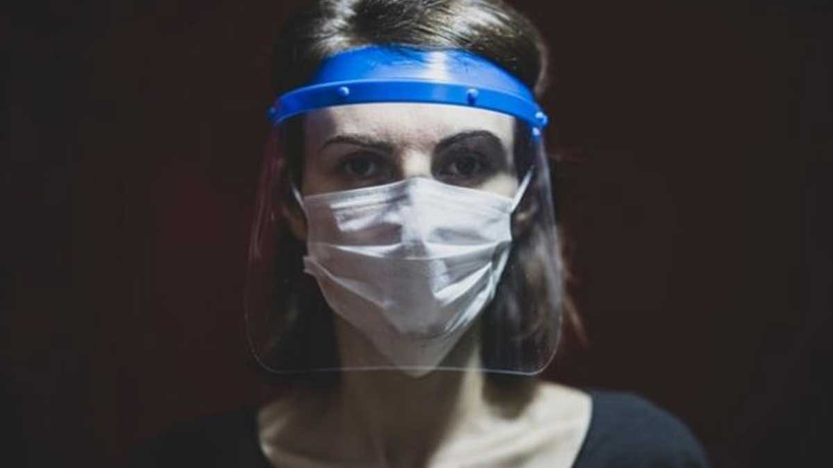 enggunaan face shield atau masker