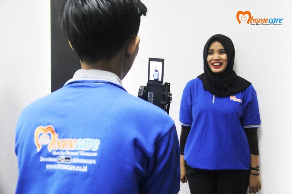 5 Syarat Penting untuk Mencari dan Menentukan Perawat Lansia di Rumah