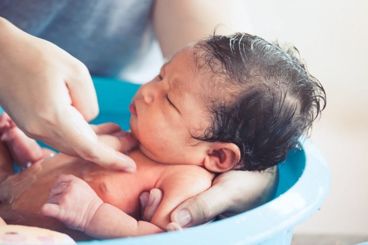 Panduan Lengkap Cara Memandikan Bayi Baru Lahir  Dari Bidan 