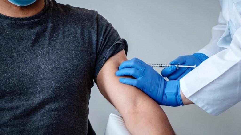 Uji Coba Vaksin COVID-19 Pfizer Sebabkan Relawan Alami Bells Palsy